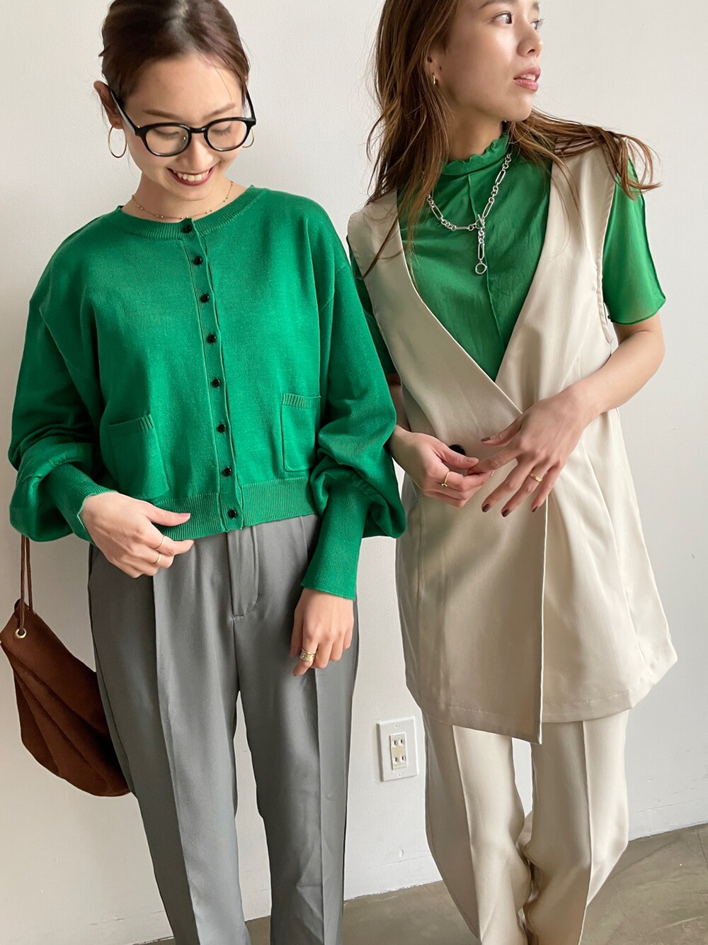 グレー系のスラックス、その他のバレエシューズ、ブラック系のサンダルを着用したレディースの春コーディネートの4枚目の写真