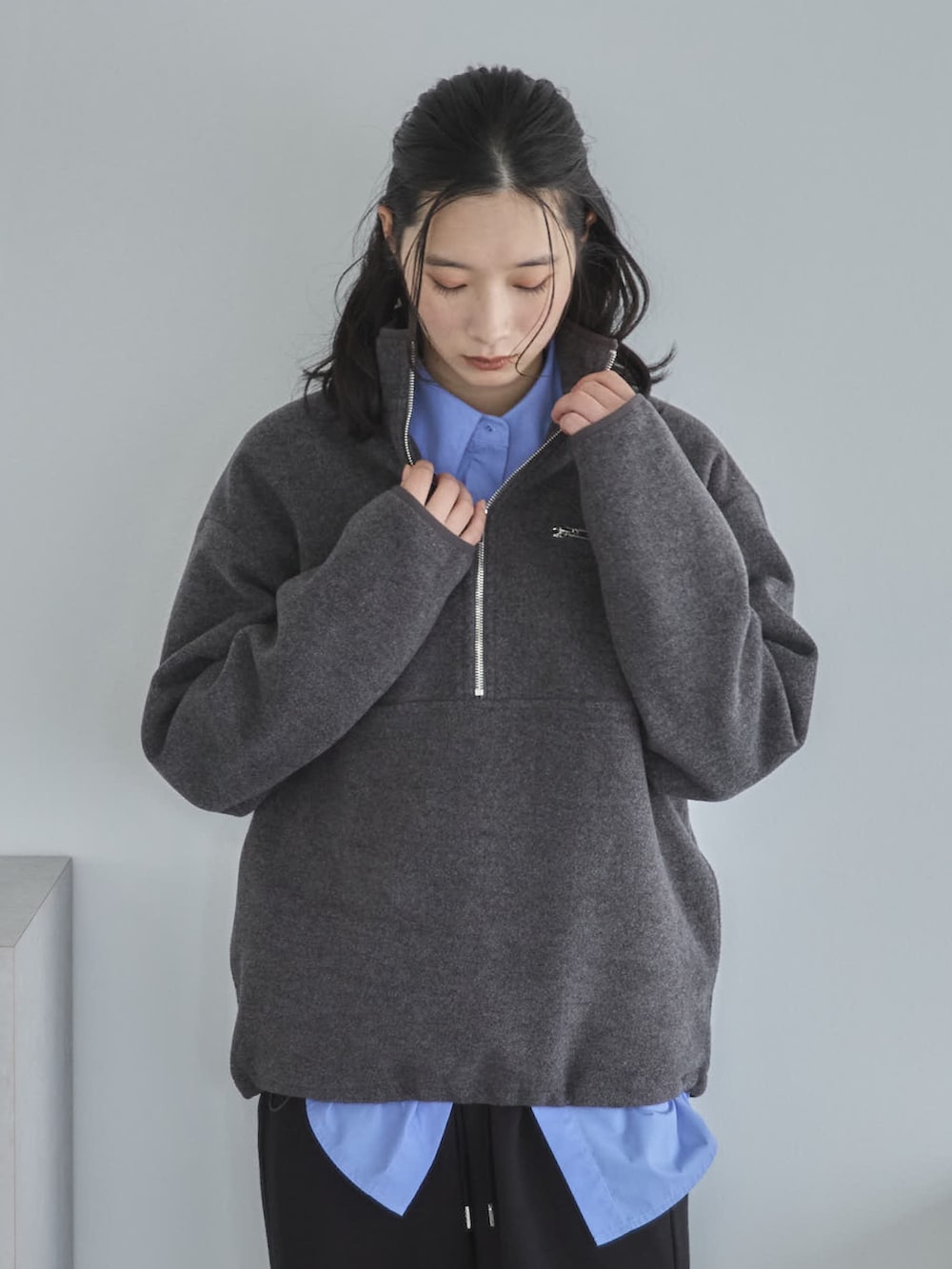 グレー系のその他トップス、ブルー系のシャツ/ブラウス、ブラック系のスウェットパンツを着用したレディースの秋コーディネートの5枚目の写真