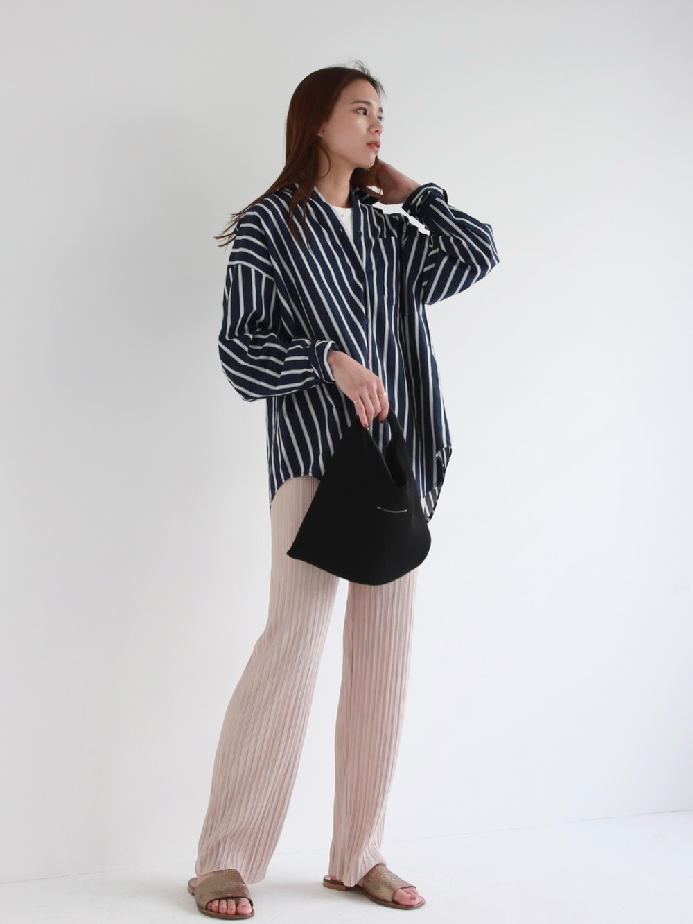 ブルー系のシャツ/ブラウス、ホワイト系のスラックス、ホワイト系のスニーカーを着用したレディースの春コーディネートの4枚目の写真