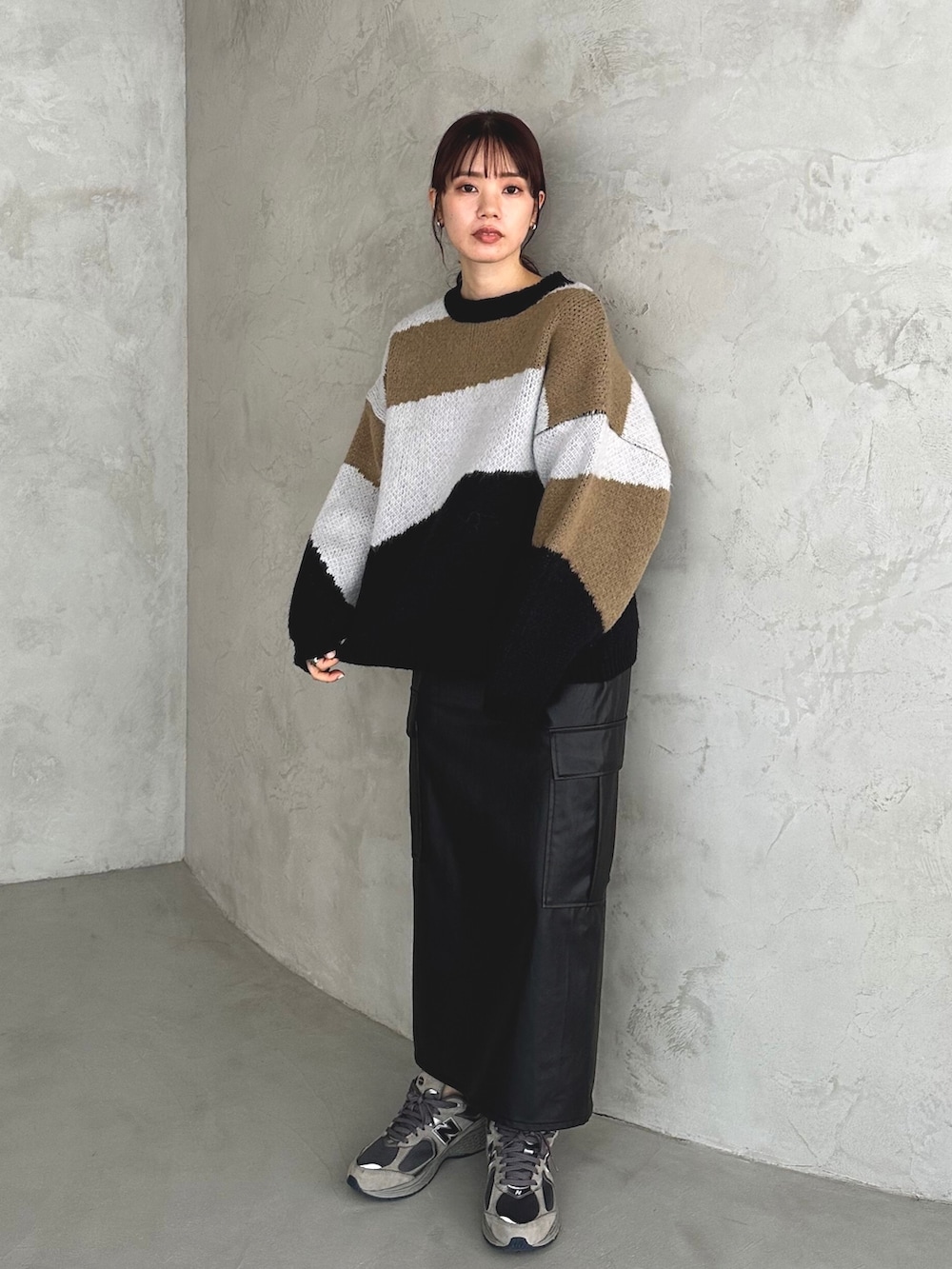 「新星WEARISTAにエントリー、ストリート、韓国ファッション、休日スタイル、スニーカー、クリスマスに着たい服、マイベストコーデ2023、お出かけコーデ、きれいめカジュアル、ロングスカート、ニット、モード、大人カジュアル、カーゴスカート、レザー」｜「feepurの【ハンドウォッシャブル】インターシャ配色ビッグニット（ニット/セーター、ベージュ系）」を使った、feepurさん（骨格ウェーブ・レディース・154cm）の冬コーディネートの2枚目の写真