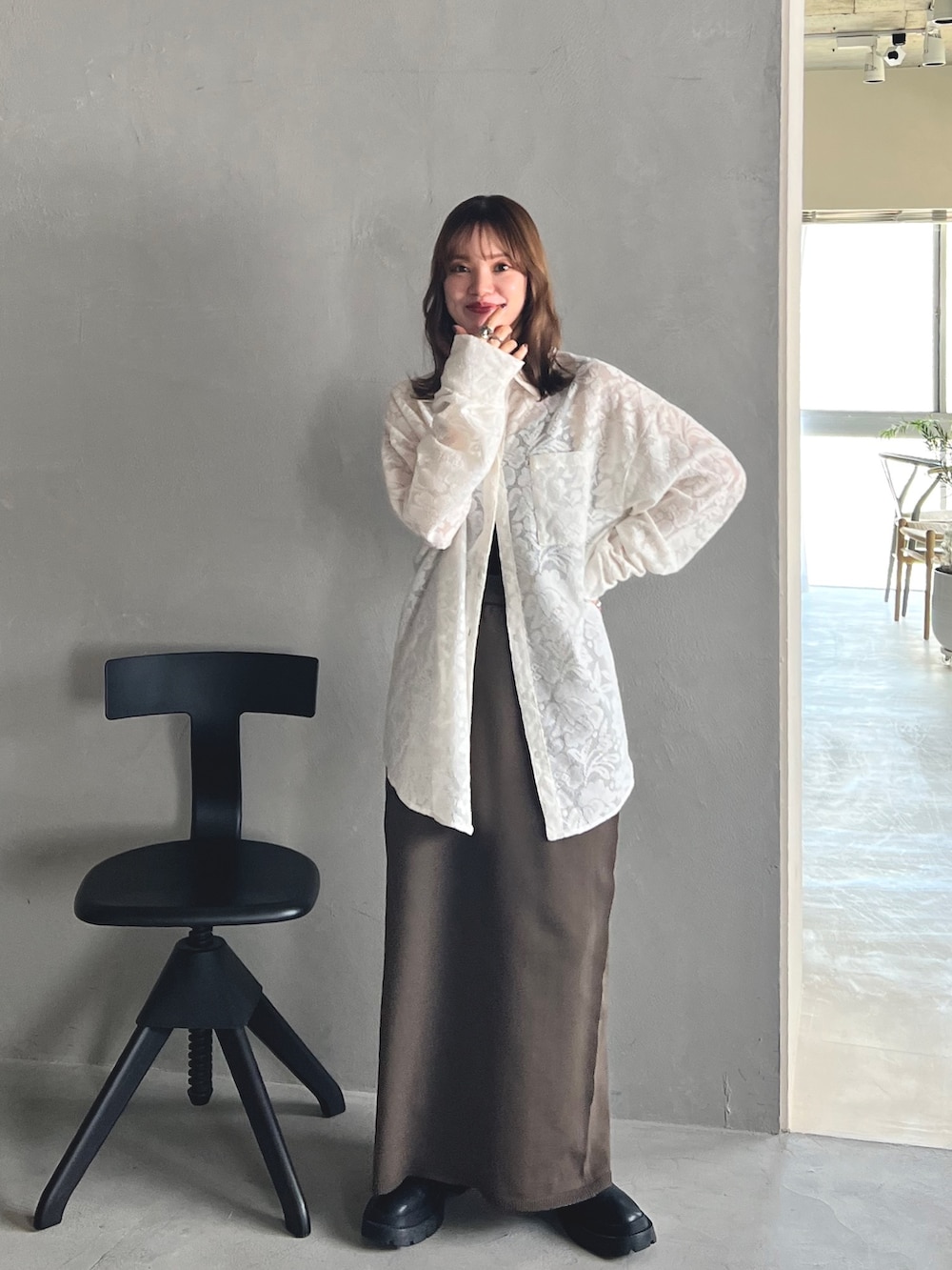 ホワイト系のシャツ/ブラウス、ブラウン系のスカート、その他のその他を着用したレディースの夏コーディネートの2枚目の写真