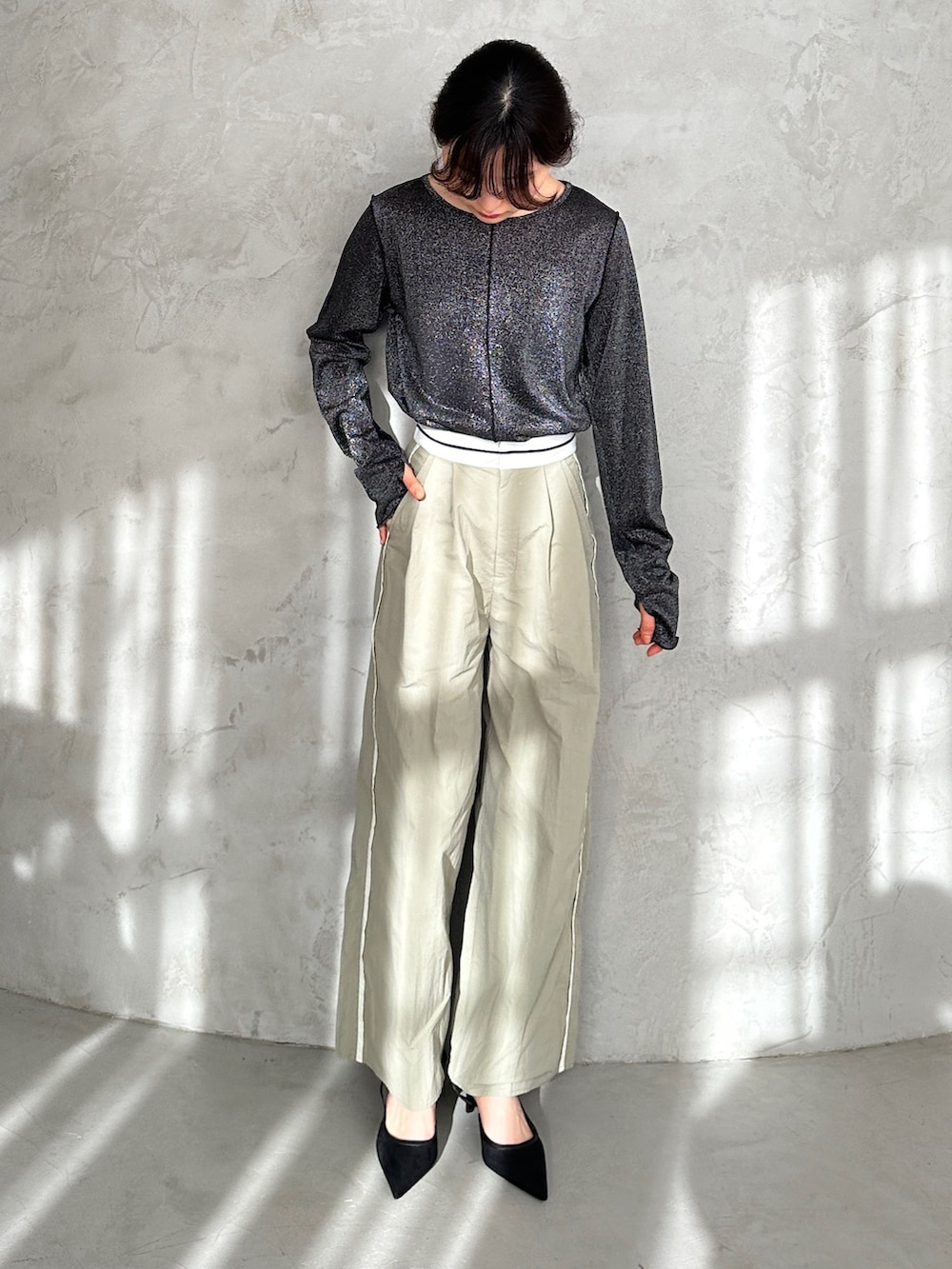 ブラック系のTシャツ/カットソー、グリーン系のその他パンツ、その他のその他を着用したレディースの春コーディネートの3枚目の写真