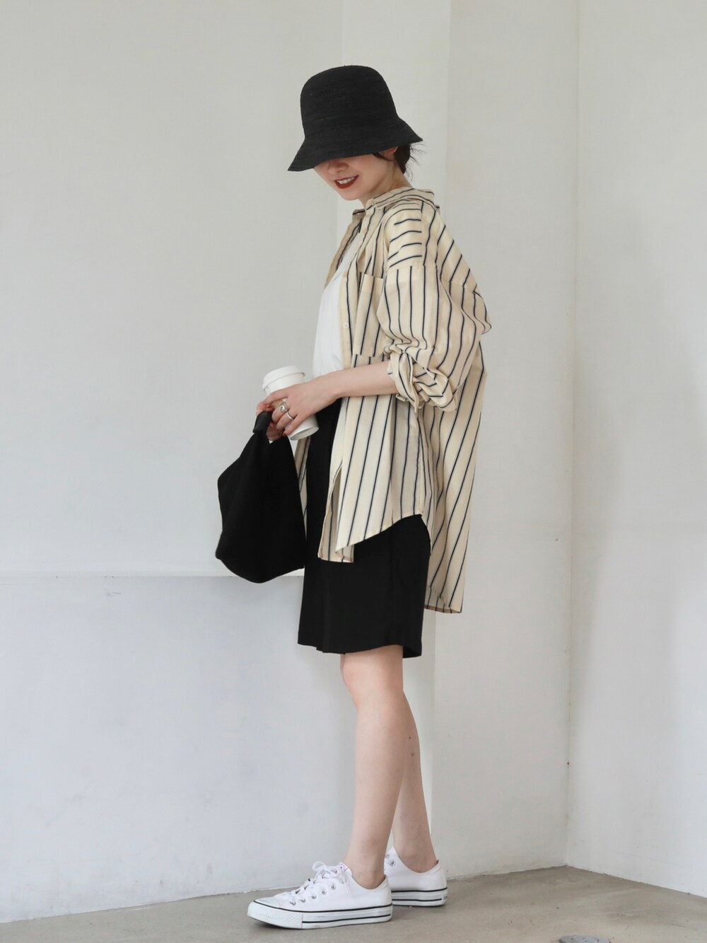 ブルー系のTシャツ/カットソー、ベージュ系のシャツ/ブラウス、ブラック系のその他パンツを着用したレディースの夏コーディネートの2枚目の写真