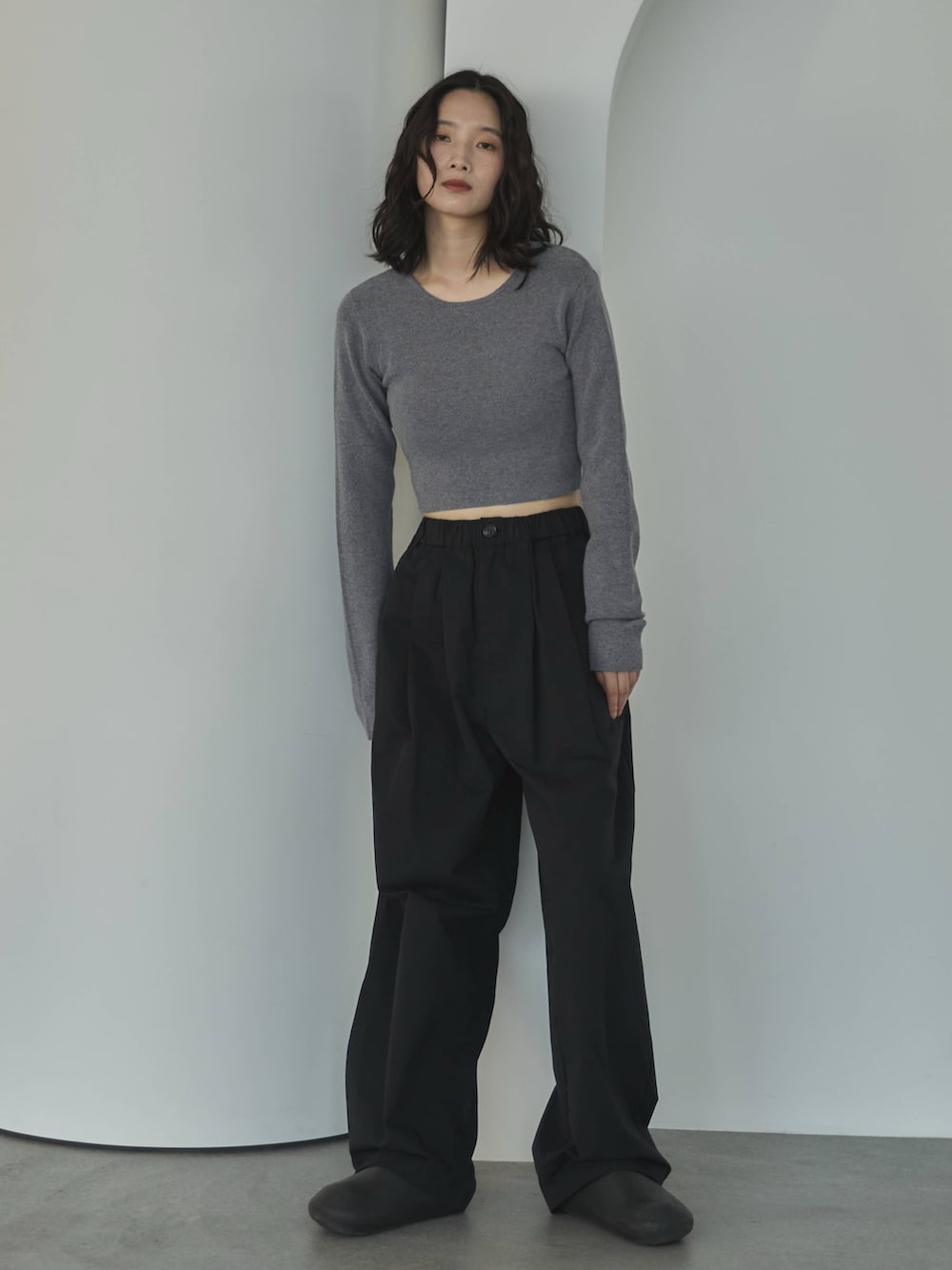 ブラウン系のその他アウター、グレー系のニット/セーター、ブラック系のその他パンツを着用したレディースの秋コーディネートの6枚目の写真