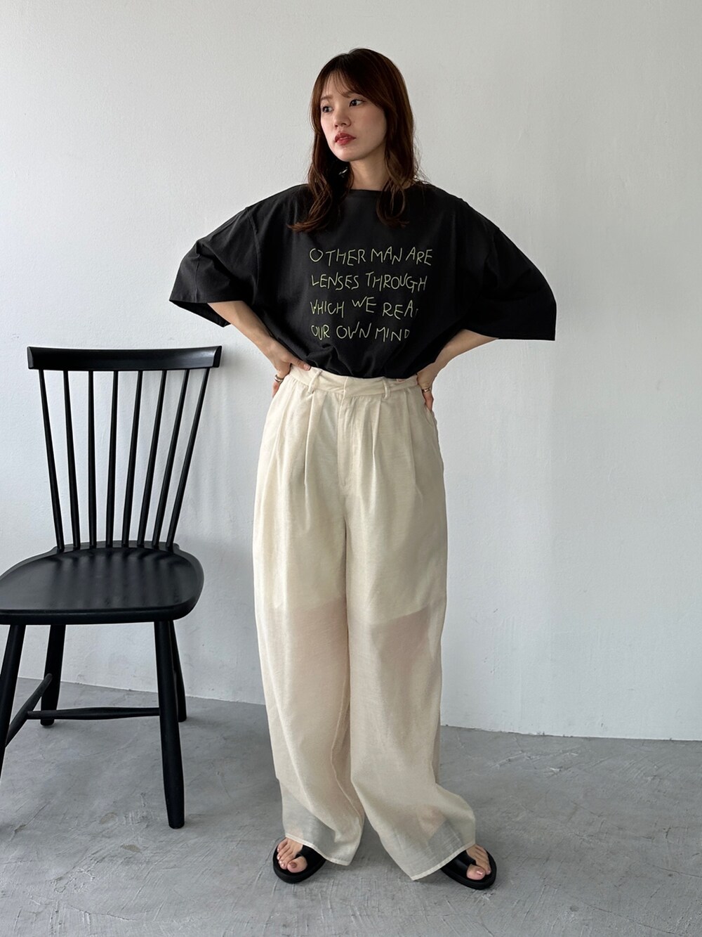 グレー系のTシャツ/カットソー、ホワイト系のその他パンツ、ブラック系のサンダルを着用したレディースの夏コーディネートの2枚目の写真