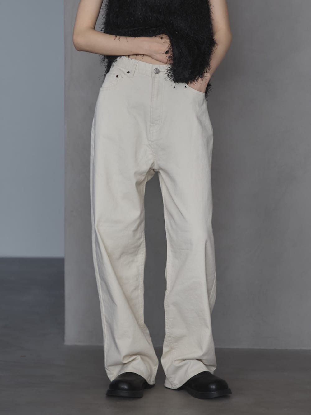 ブラック系のその他トップス、ブラック系のカバーオール、ホワイト系のデニムパンツを着用したレディースの冬コーディネートの10枚目の写真