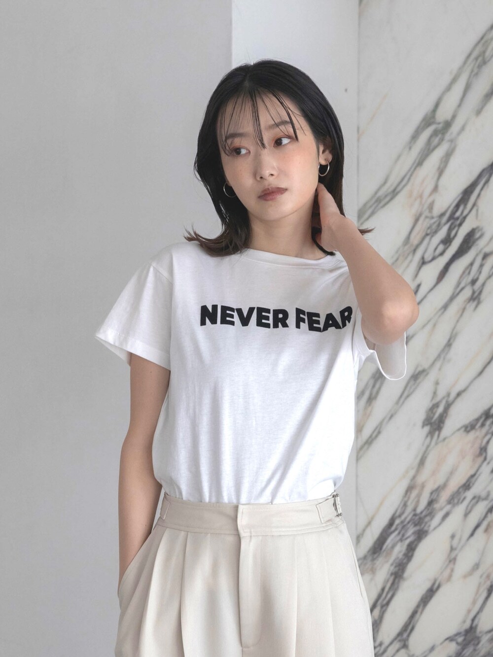 ホワイト系のスラックス、ホワイト系のTシャツ/カットソー、その他のその他を着用したレディースの夏コーディネートの2枚目の写真