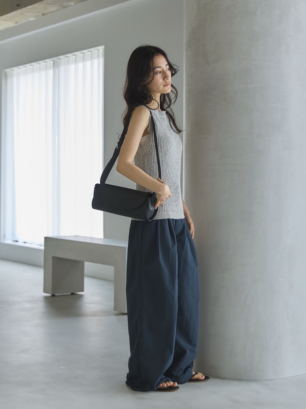 ホワイト系のタンクトップ、ブルー系のその他パンツ、ブラック系のサンダルを着用したレディースの夏コーディネートの2枚目の写真