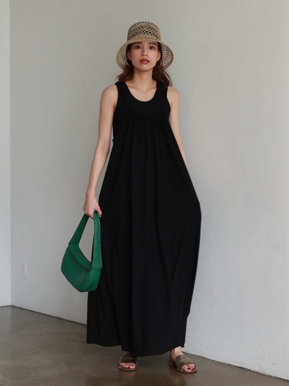 その他のサンダル、ブルー系のTシャツ/カットソー、グリーン系のワンピースを着用したレディースの夏コーディネートの4枚目の写真