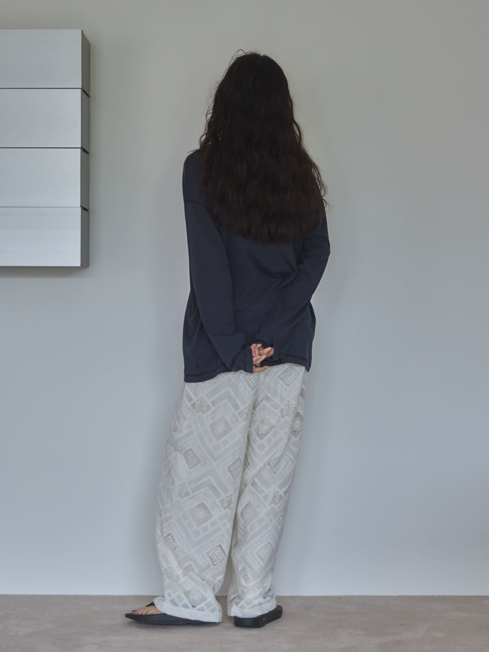 ブルー系のTシャツ/カットソー、ホワイト系のその他パンツ、ブラック系のサンダルを着用したレディースの夏コーディネートの4枚目の写真