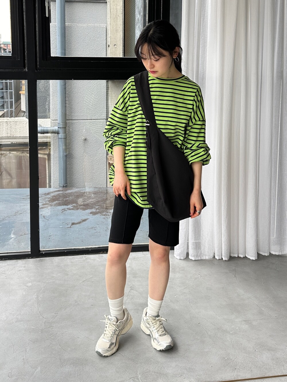 グリーン系のTシャツ/カットソー、ブラック系のその他パンツ、その他のその他を着用したレディースの春コーディネートの2枚目の写真