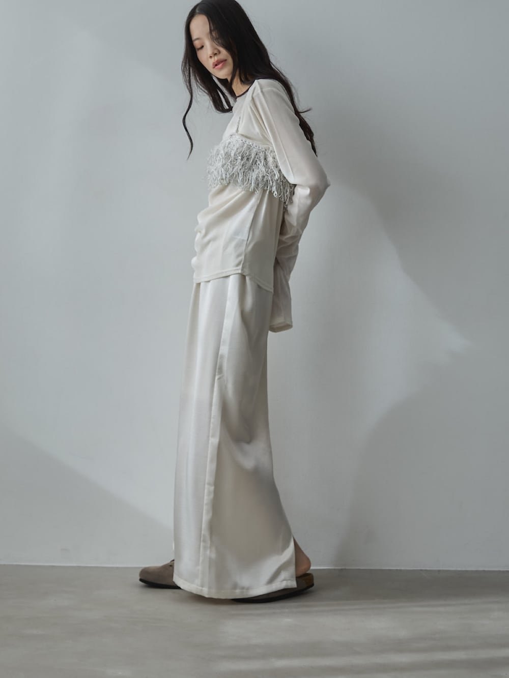 ホワイト系のTシャツ/カットソー、ホワイト系のその他トップス、ホワイト系のスカートを着用したレディースの春コーディネートの2枚目の写真