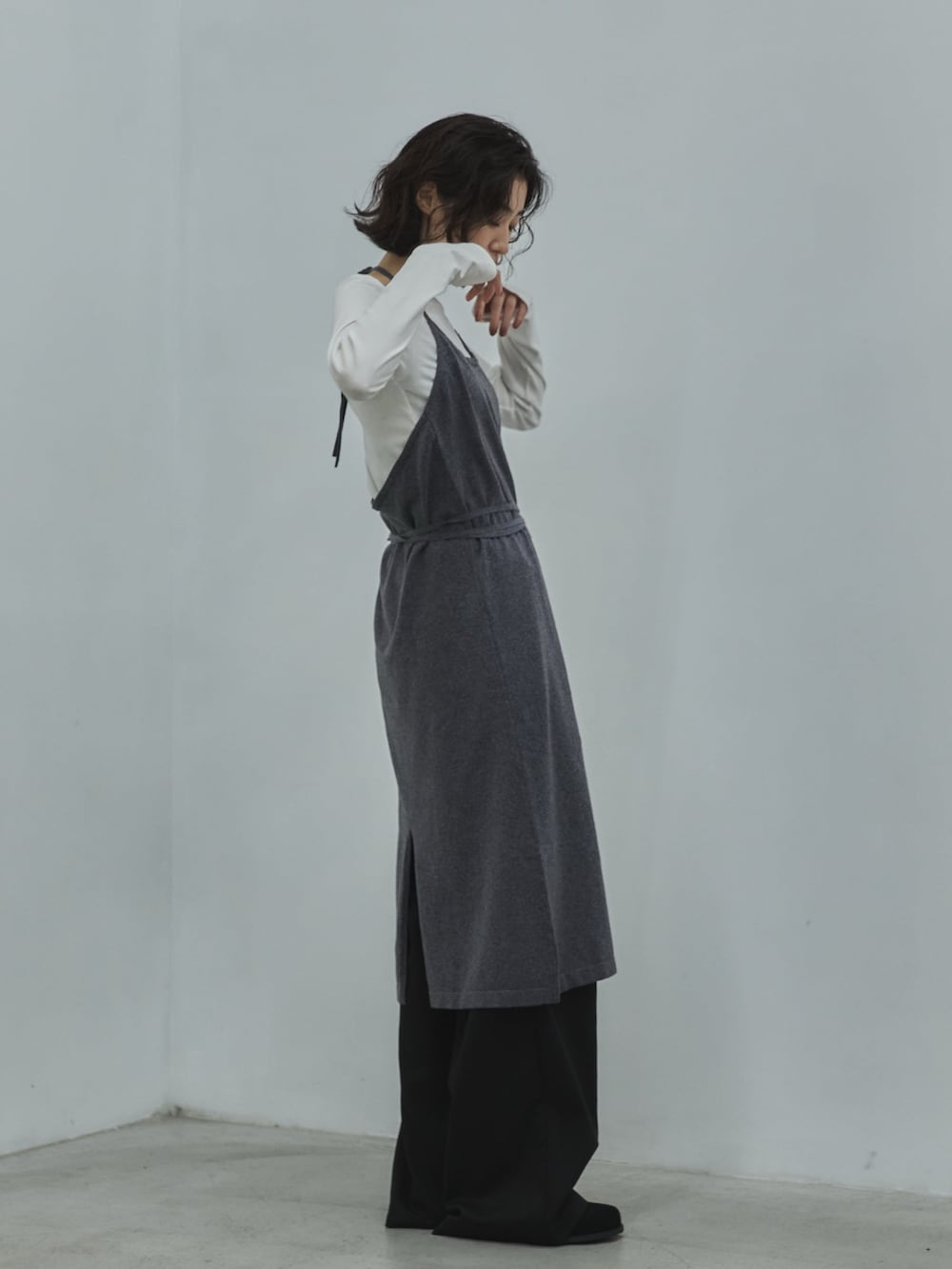 グレー系のワンピース、ホワイト系のTシャツ/カットソー、ブラック系のその他シューズを着用したレディースの秋コーディネートの2枚目の写真