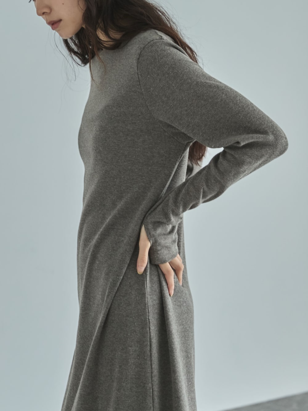 ブラック系のサンダル、グレー系のワンピース、その他のその他を着用したレディースの秋コーディネートの4枚目の写真