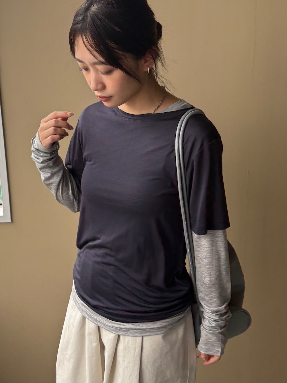 ブルー系のTシャツ/カットソー、ホワイト系のその他パンツ、ブルー系のショルダーバッグを着用したレディースの秋コーディネートの5枚目の写真