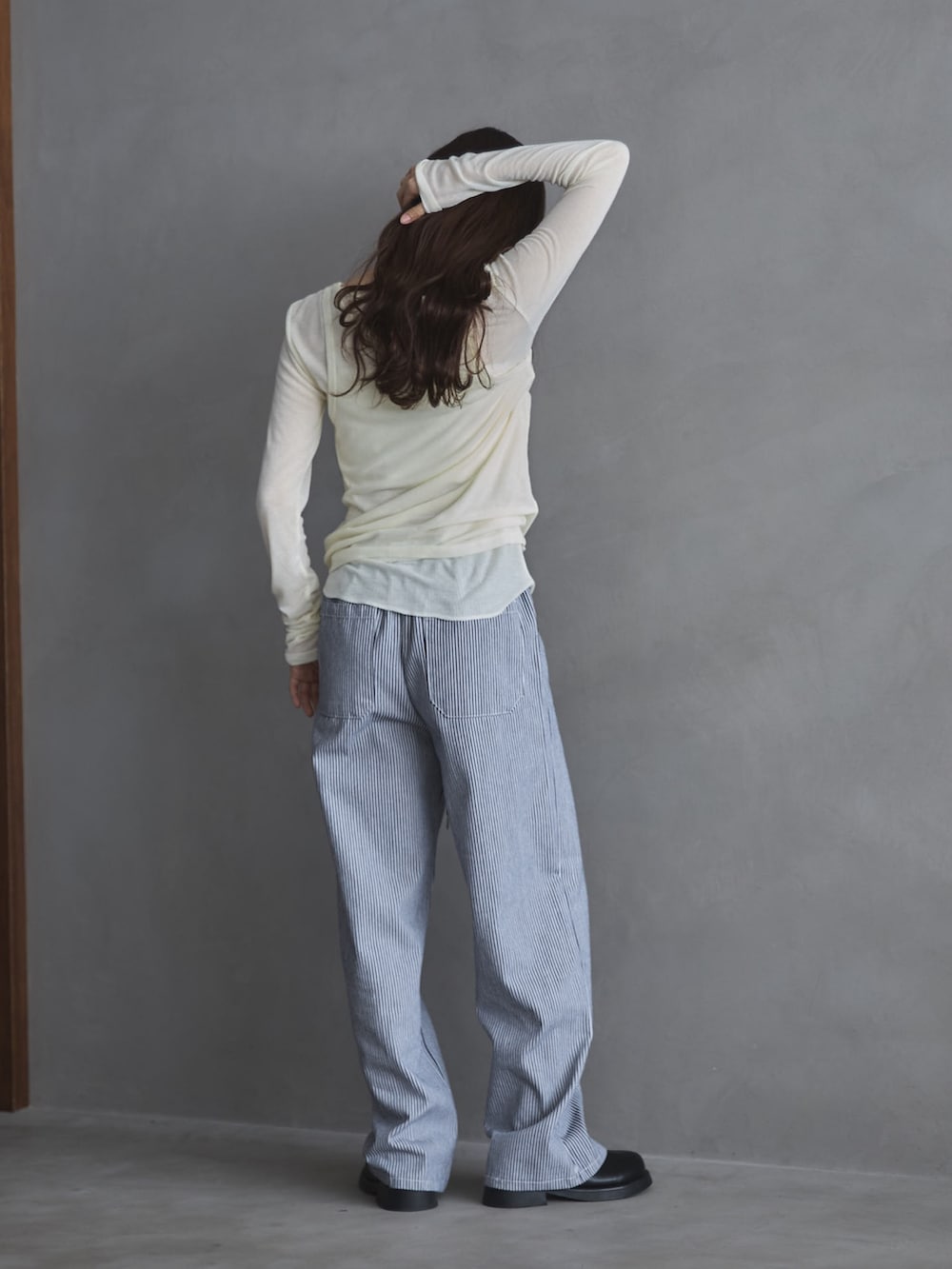 ホワイト系のTシャツ/カットソー、ホワイト系のデニムパンツ、ブラック系のその他シューズを着用したレディースの春コーディネートの3枚目の写真