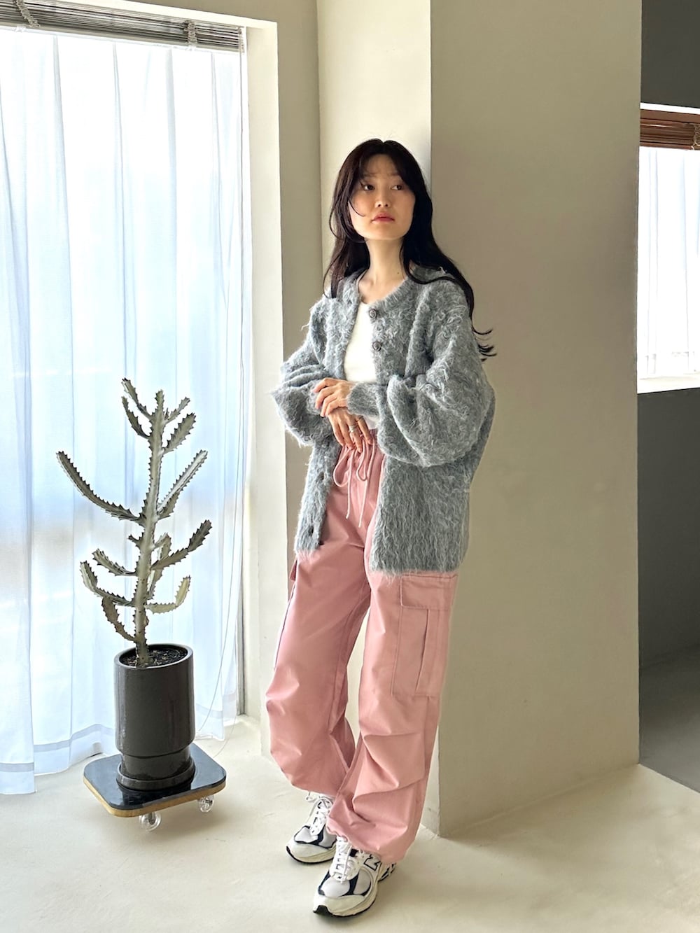 グレー系のカーディガン/ボレロ、ホワイト系のタンクトップ、ピンク系のカーゴパンツを着用したレディースの夏コーディネートの2枚目の写真