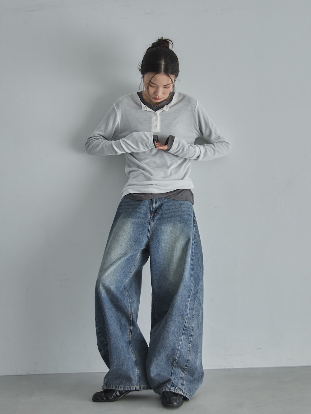 ホワイト系のTシャツ/カットソー、グレー系のTシャツ/カットソー、ブルー系のデニムパンツを着用したレディースの冬コーディネートの2枚目の写真