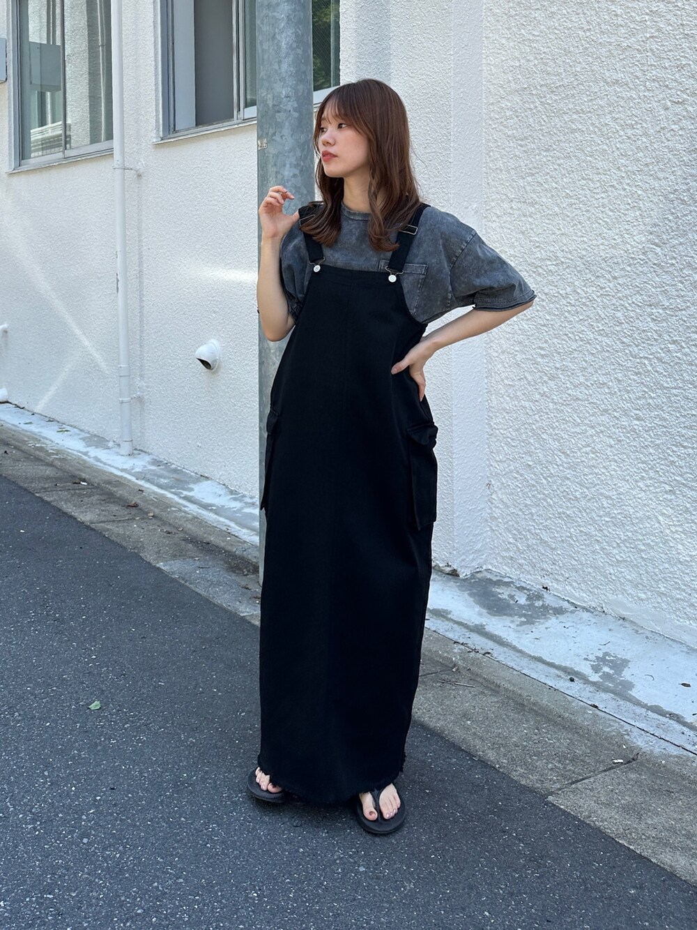 ブラック系のジャンパースカート、グリーン系のジャンパースカート、ブラック系のニット/セーターを着用したレディースの夏コーディネートの2枚目の写真