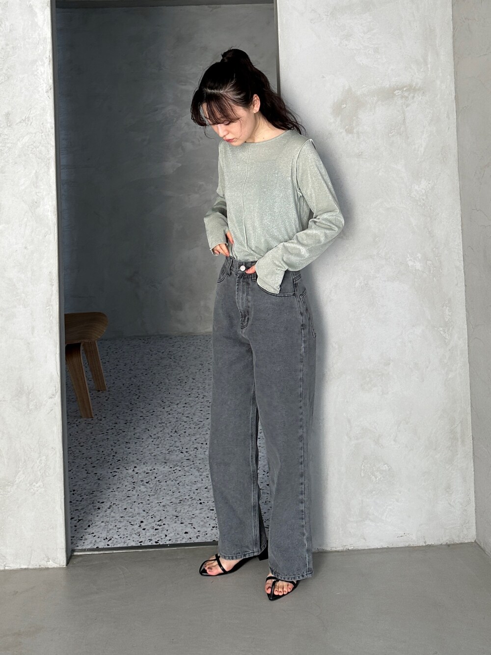 ホワイト系のTシャツ/カットソー、グレー系のデニムパンツ、その他のその他を着用したレディースの春コーディネートの2枚目の写真