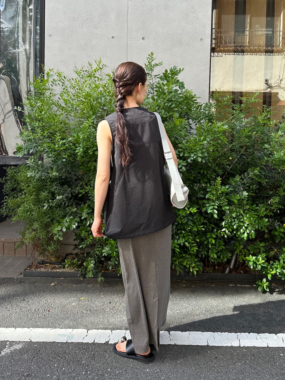 ブラック系のベスト、グレー系のワンピースを着用したレディースの夏コーディネートの4枚目の写真