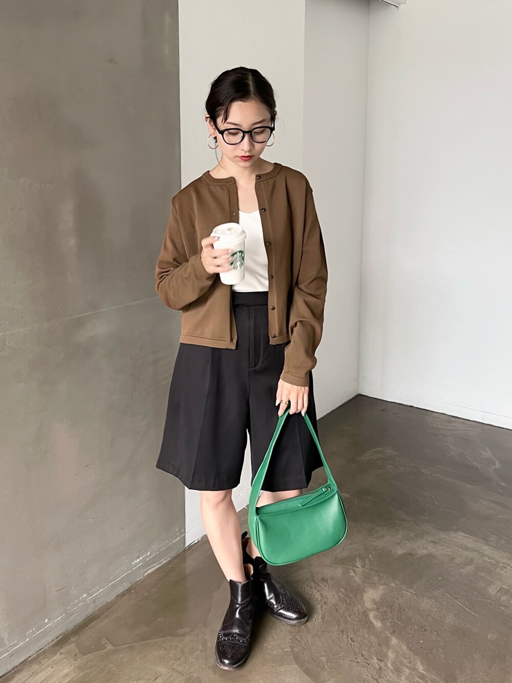 ブラウン系のカーディガン/ボレロ、ホワイト系のキャミソール、ブラック系のその他パンツを着用したレディースの夏コーディネートの2枚目の写真