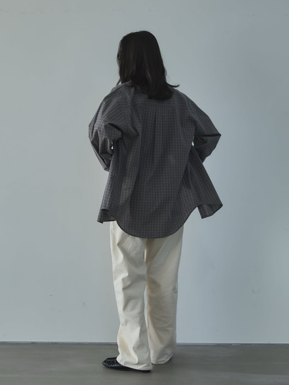 グレー系のシャツ/ブラウス、グレー系のTシャツ/カットソー、ブラック系のローファーを着用したレディースの春コーディネートの3枚目の写真