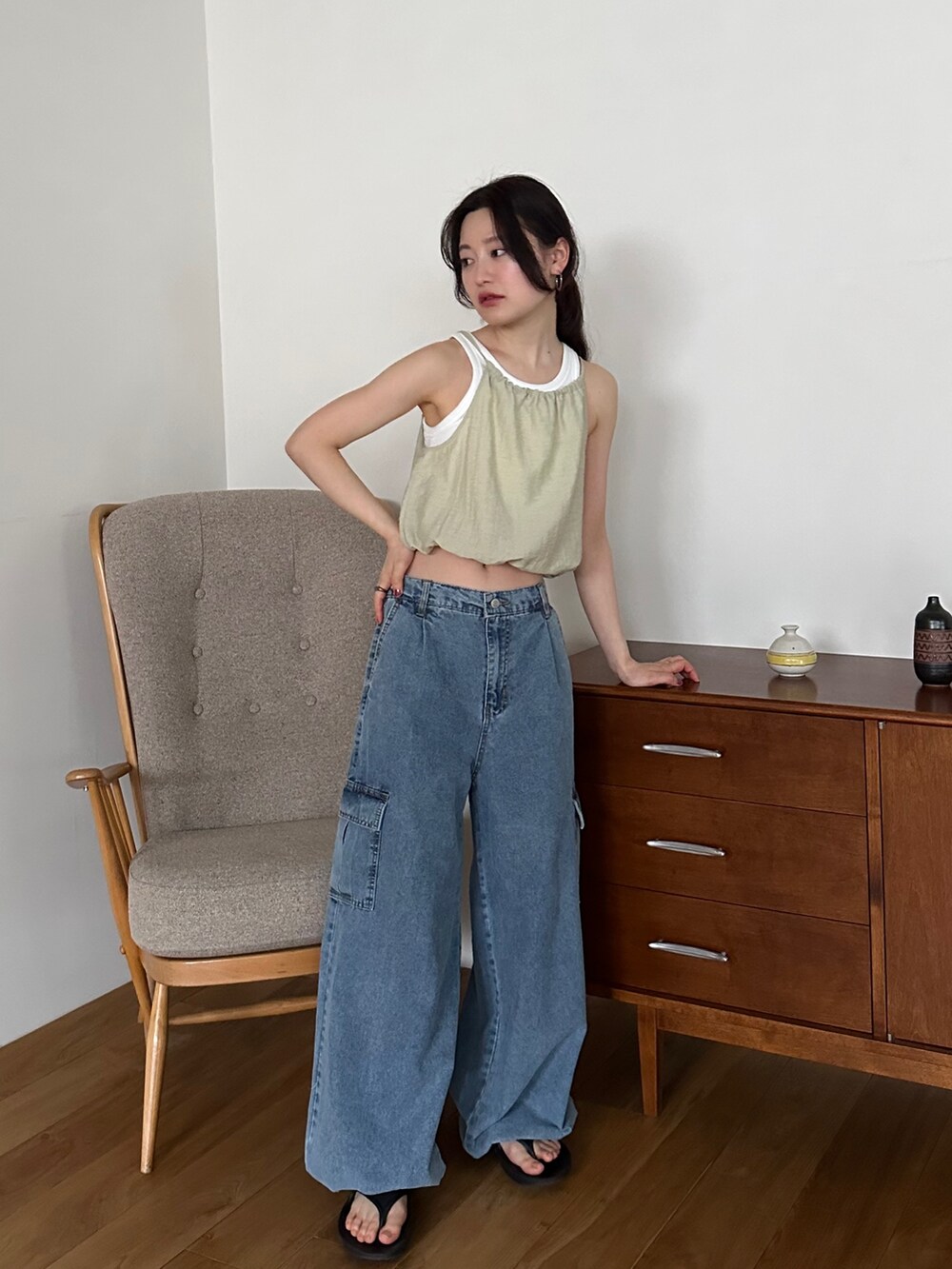 グリーン系のシャツ/ブラウス、ブラック系のサンダルを着用したレディースの春コーディネートの2枚目の写真