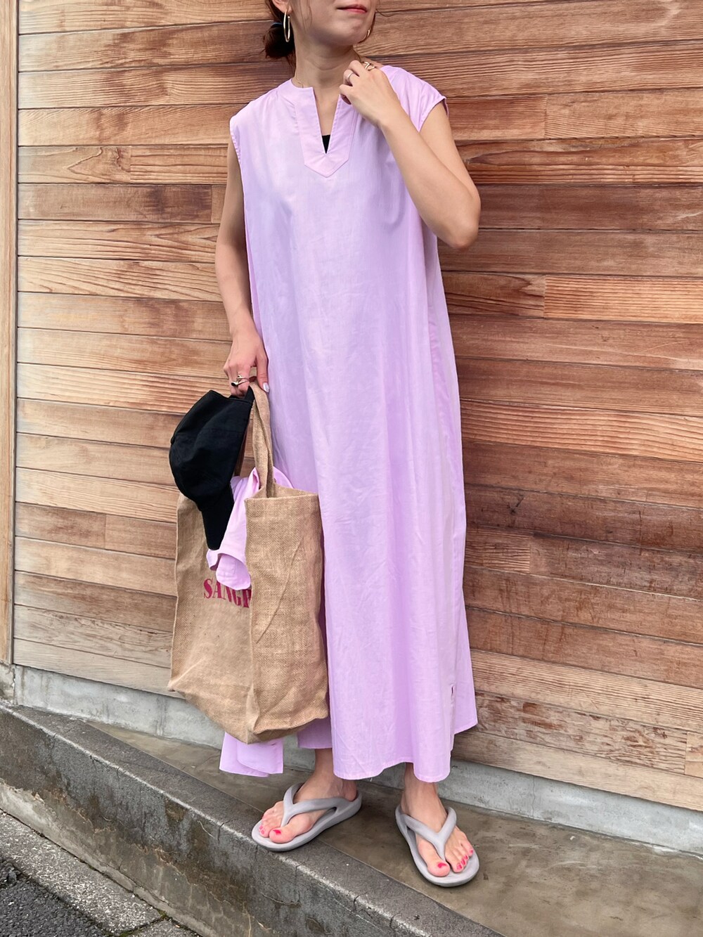 ブラック系のサンダル、ピンク系のサロペット/オーバーオール、ピンク系のシャツワンピースを着用したレディースの夏コーディネートの3枚目の写真