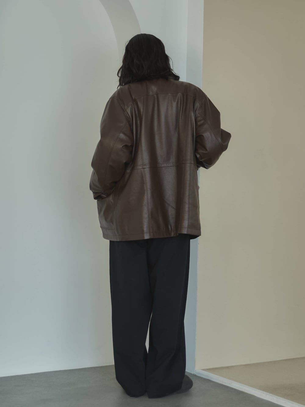 ブラウン系のその他アウター、グレー系のニット/セーター、ブラック系のその他パンツを着用したレディースの秋コーディネートの3枚目の写真