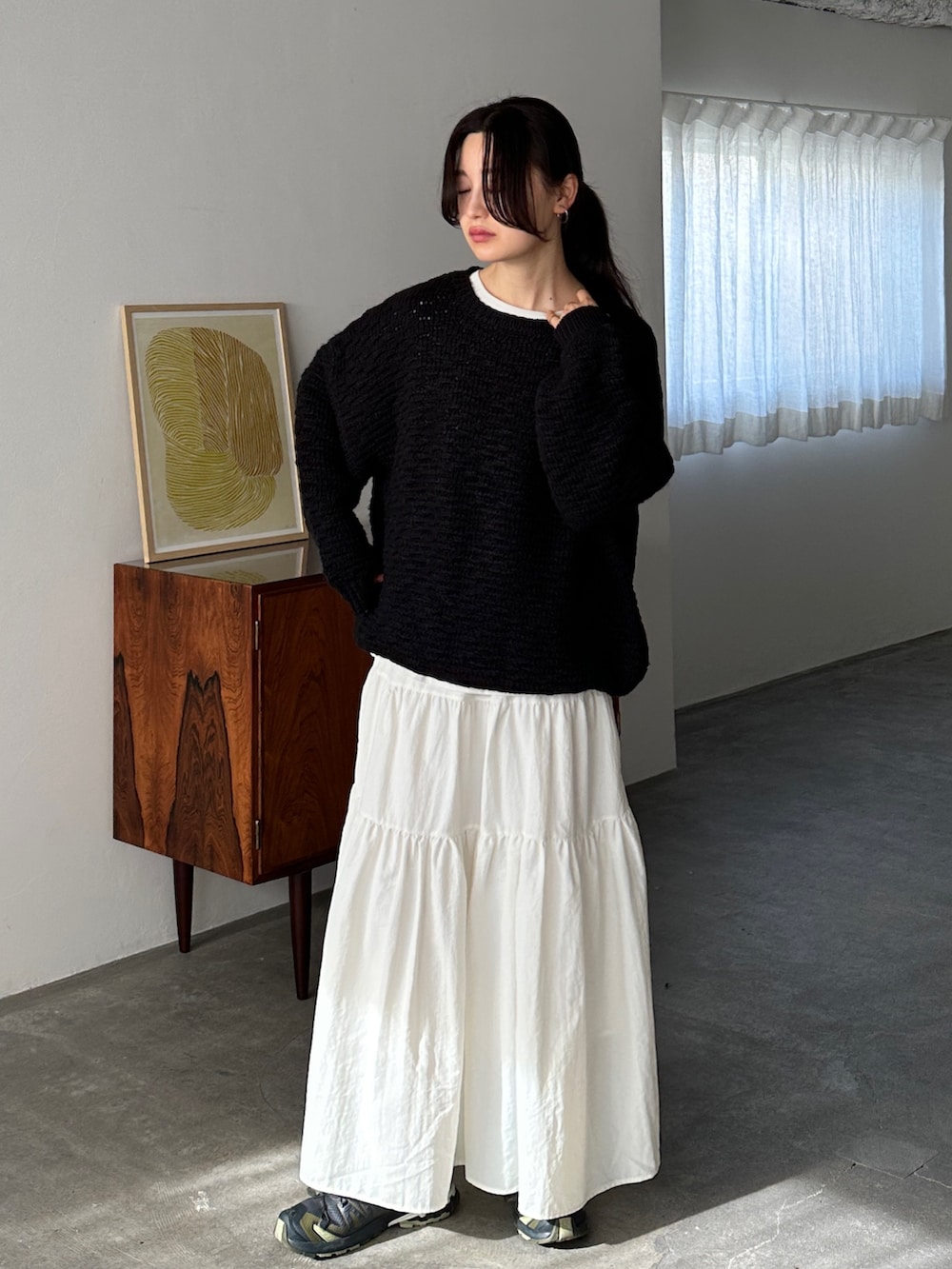 ブラック系のニット/セーター、ホワイト系のスカート、その他のその他を着用したレディースの冬コーディネートの2枚目の写真