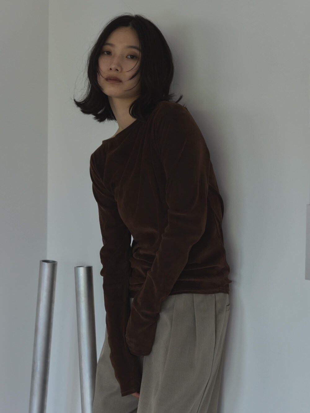 ブラウン系のTシャツ/カットソー、ベージュ系のスラックス、その他のその他を着用したレディースの秋コーディネートの3枚目の写真
