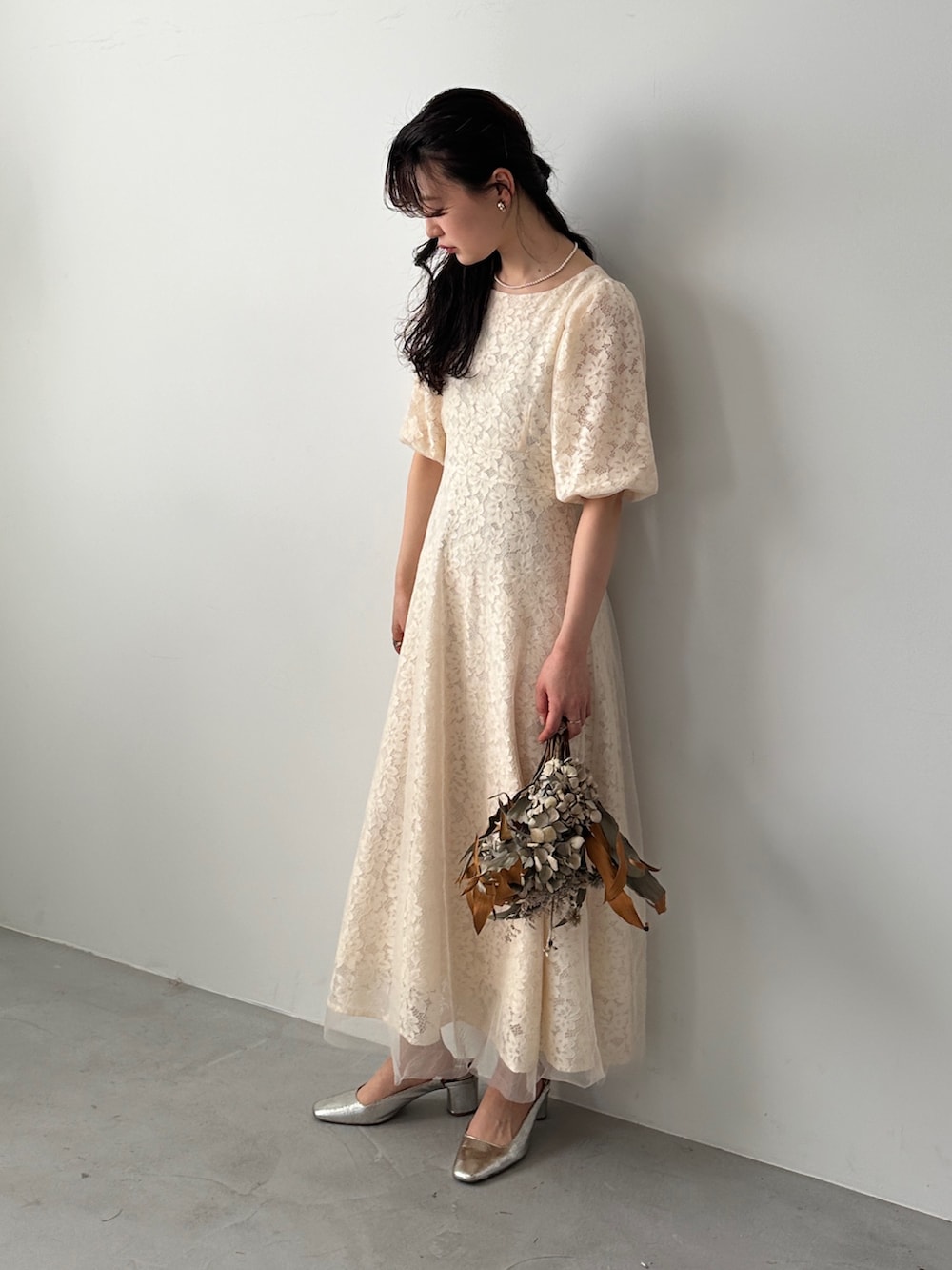 シルバー系のショルダーバッグ、ブラック系のワンピース、ホワイト系のワンピースを着用したレディースの春コーディネートの3枚目の写真