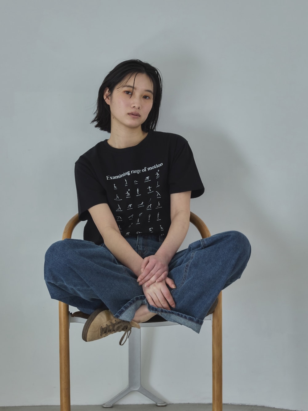 グレー系のTシャツ/カットソー、ベージュ系のスニーカー、その他のその他を着用したレディースの夏コーディネートの3枚目の写真