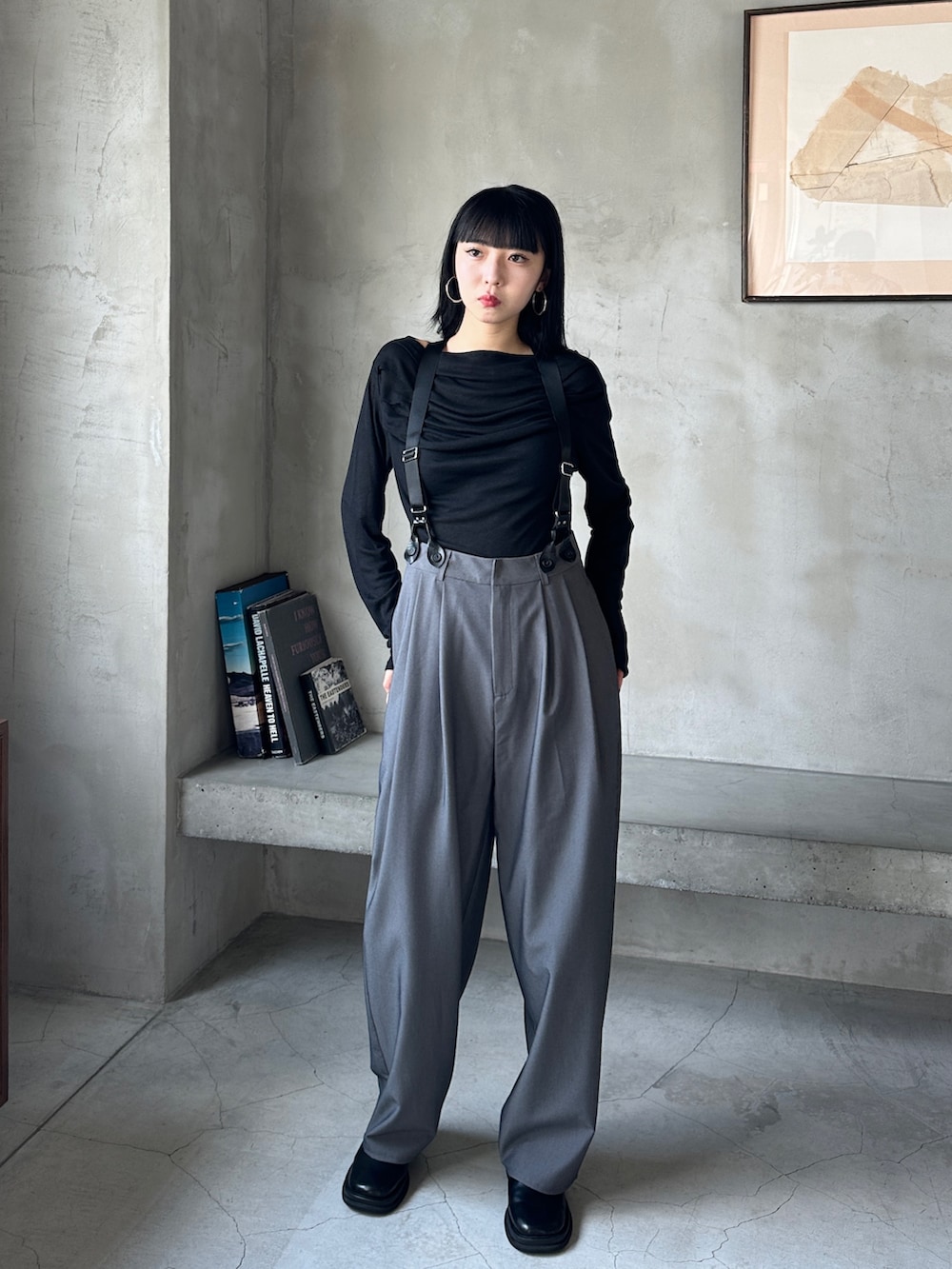 グレー系のその他パンツ、ブラック系のTシャツ/カットソー、ブラック系のスリッポンを着用したレディースの夏コーディネートの2枚目の写真