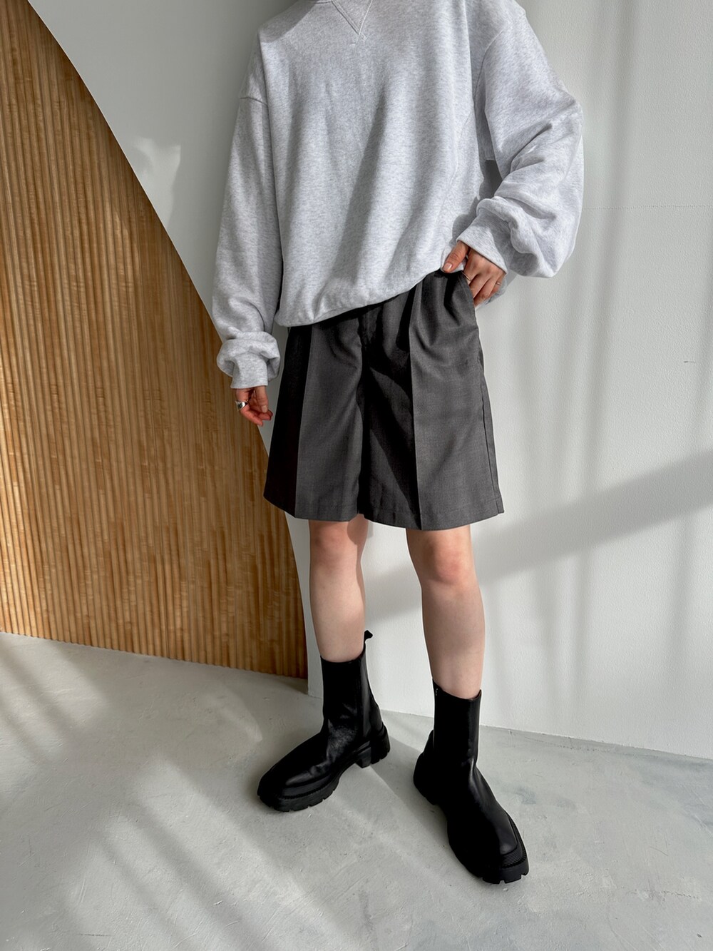 ベージュ系のスウェット、グレー系のその他パンツを着用したレディースの秋コーディネートの3枚目の写真