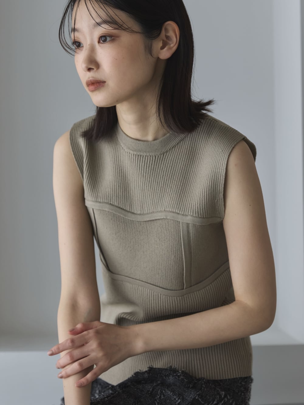 ホワイト系のタンクトップ、ブラック系のその他パンツ、ブラック系のサンダルを着用したレディースの夏コーディネートの4枚目の写真