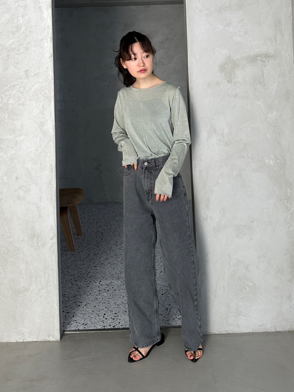 ホワイト系のTシャツ/カットソー、グレー系のデニムパンツ、その他のその他を着用したレディースの春コーディネートの3枚目の写真