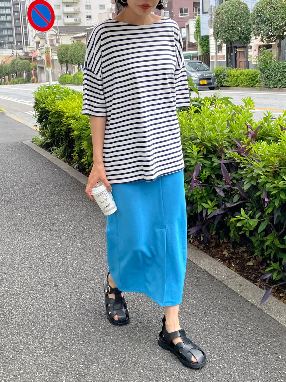 ブルー系のスカート、その他のその他を着用したレディースの夏コーディネートの3枚目の写真