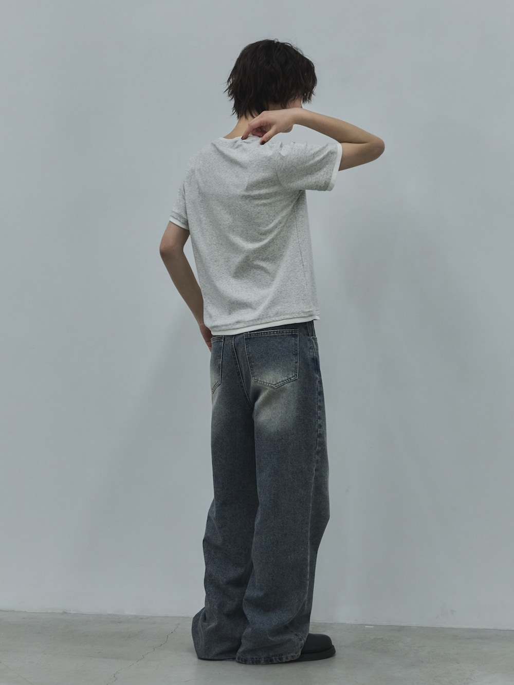 ベージュ系のTシャツ/カットソー、ブルー系のデニムパンツ、ブラック系のその他シューズを着用したレディースの夏コーディネートの3枚目の写真