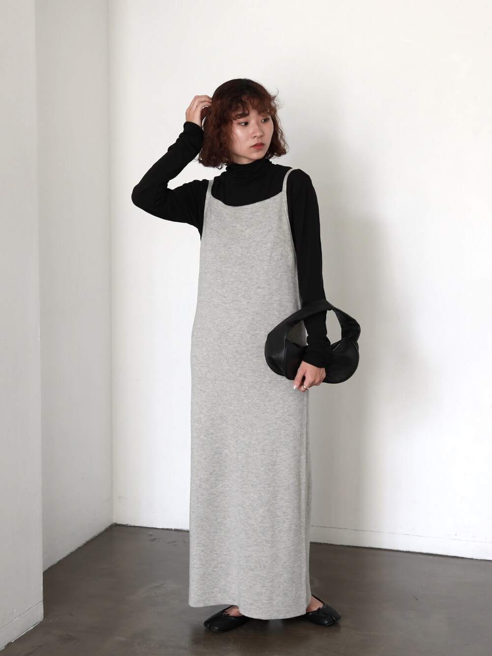 ブラック系のハンドバッグ、グレー系のワンピース、ブラック系のTシャツ/カットソーを着用したレディースの秋コーディネートの2枚目の写真