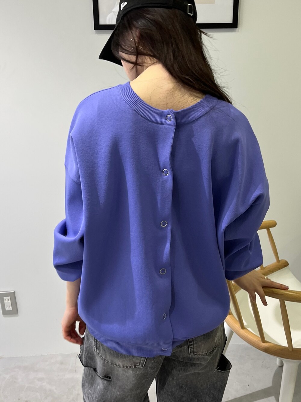 パープル系のカーディガン/ボレロ、ブラック系のデニムパンツ、グレー系のスニーカーを着用したレディースの冬コーディネートの4枚目の写真