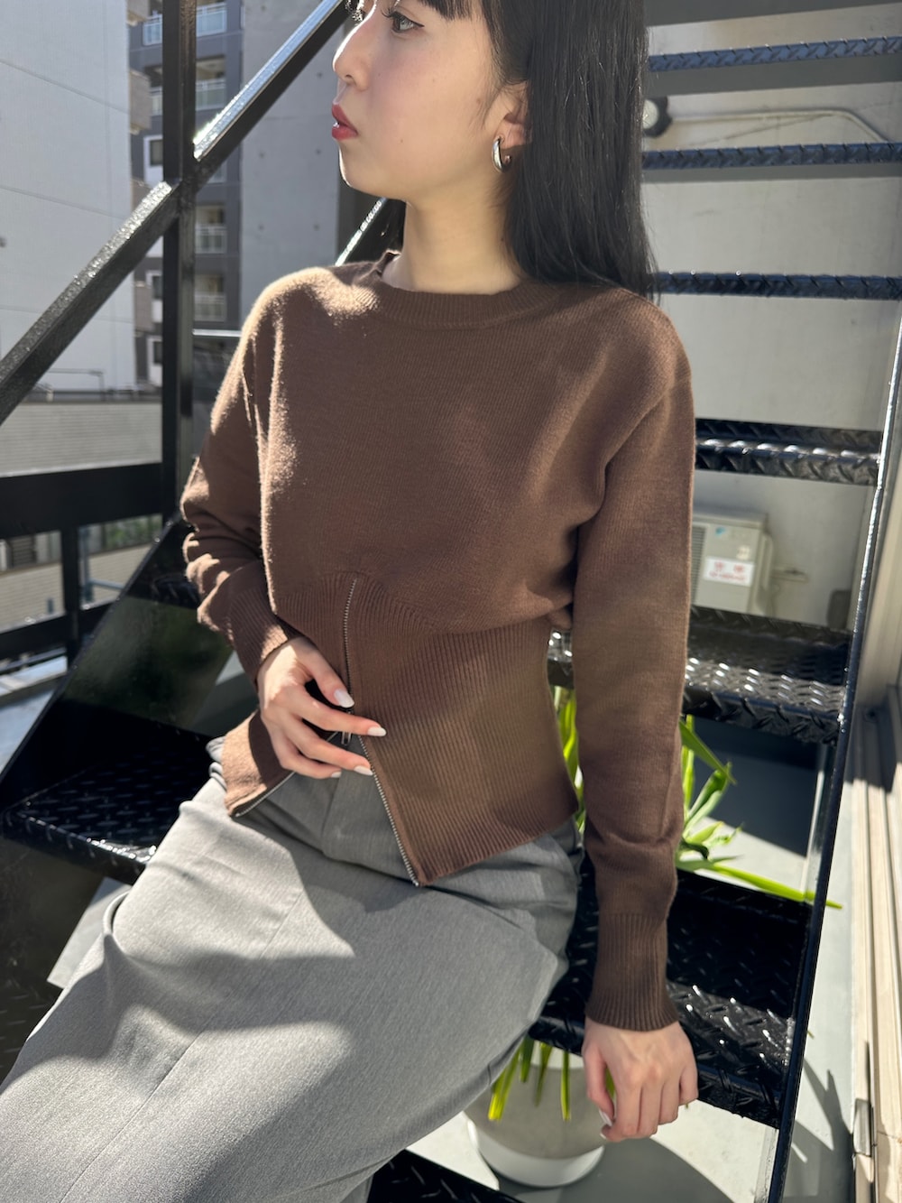 ブラウン系のニット/セーター、グレー系のスカート、その他のその他を着用したレディースの冬コーディネートの4枚目の写真