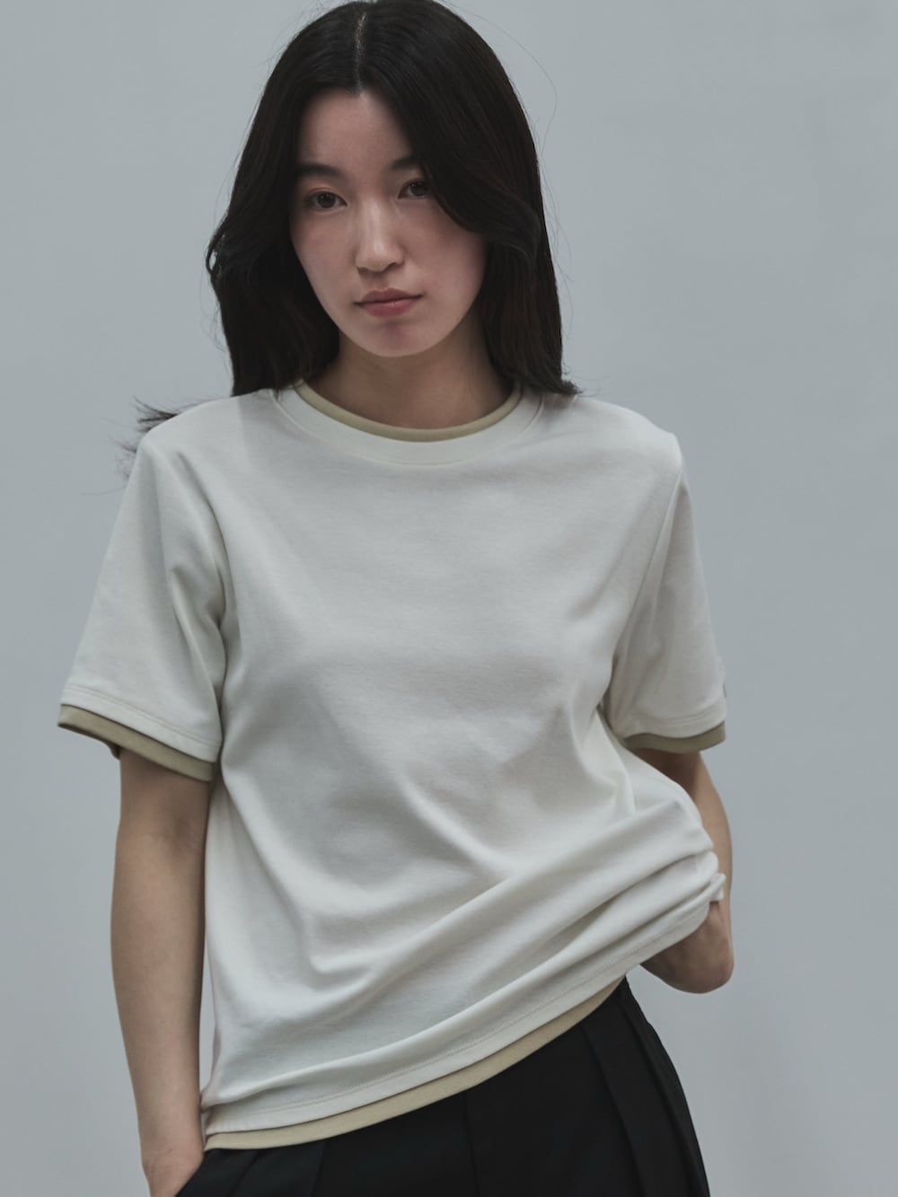 ホワイト系のTシャツ/カットソー、ホワイト系のタンクトップ、ブラック系のその他パンツを着用したレディースの春コーディネートの7枚目の写真