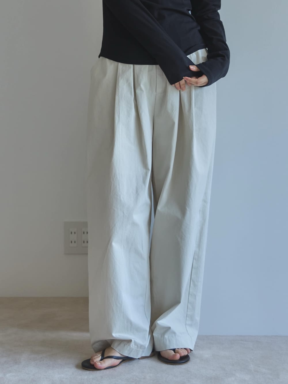 ブラック系のTシャツ/カットソー、ホワイト系のその他パンツ、ブラック系のサンダルを着用したレディースの夏コーディネートの5枚目の写真