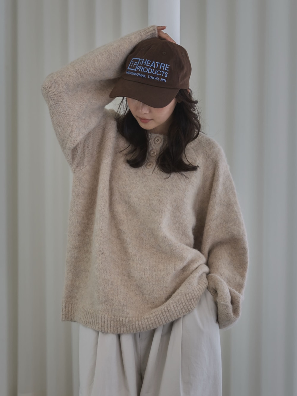 ホワイト系のニット/セーター、ホワイト系のその他パンツ、ブラウン系のスニーカーを着用したレディースの秋コーディネートの3枚目の写真