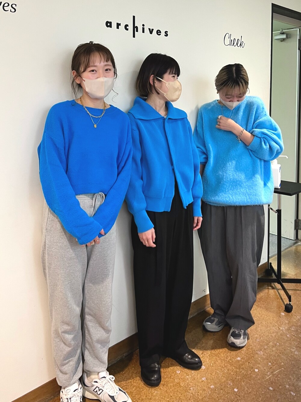 「韓国ファッション、きれいめカジュアル、ニット、ビッグシルエット、私の推しブランド、シンプルコーデ、オトナカジュアル、カラーコーデ、ブルー、ブルーニット、ブルーコーデ、リンクコーデ、シミラールック、カラー×コーデ、パンツスタイル」｜「feepurの【ハンドウォッシャブル】ゴマジャガードビッグニット（ニット/セーター、ブルー系）」を使った、feepurさん（骨格ウェーブ・レディース・167cm）の冬コーディネートの2枚目の写真