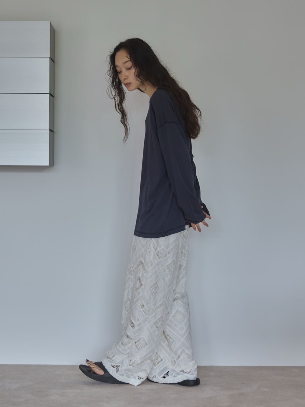 ブルー系のTシャツ/カットソー、ホワイト系のその他パンツ、ブラック系のサンダルを着用したレディースの夏コーディネートの3枚目の写真