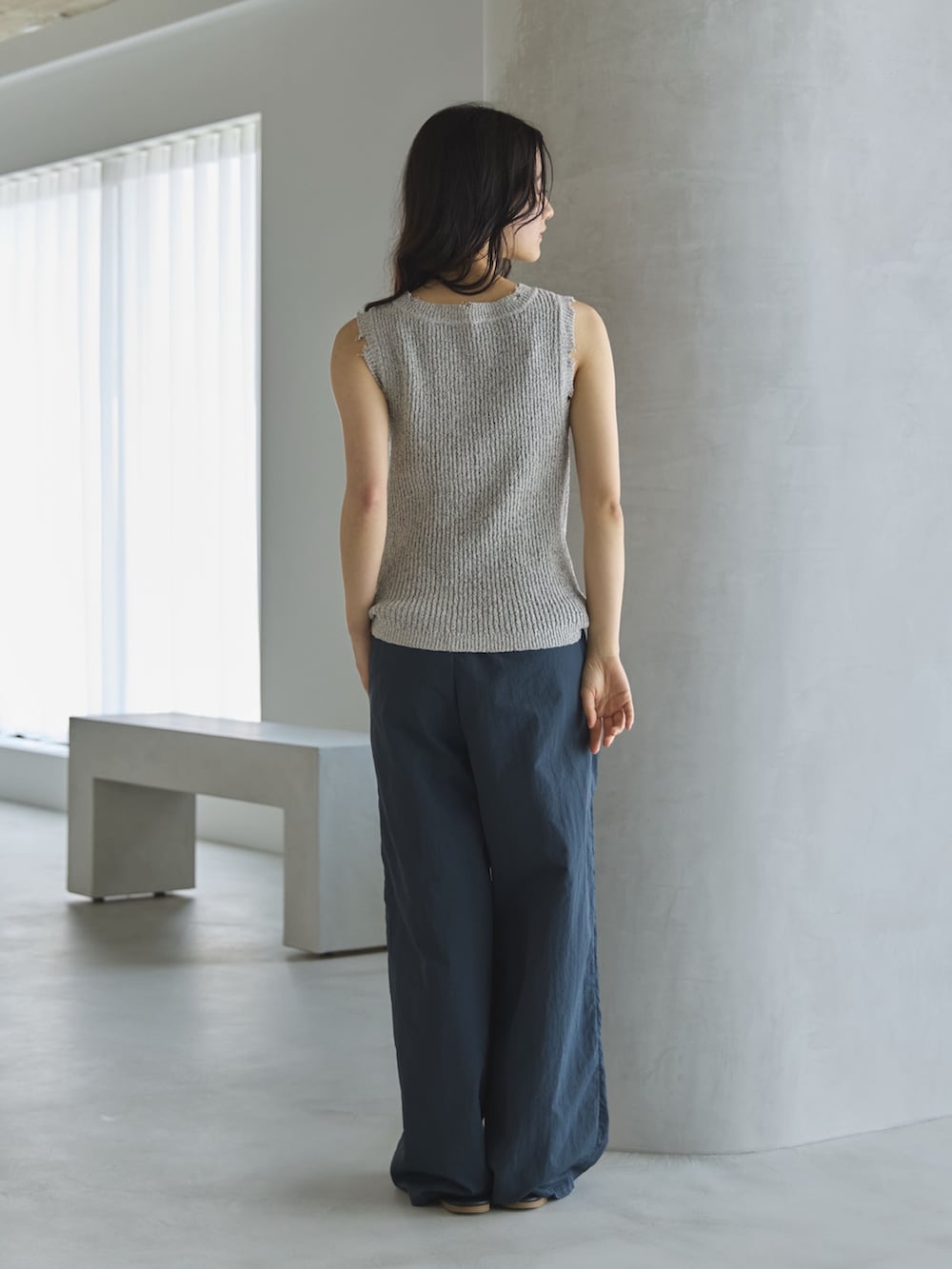 ホワイト系のタンクトップ、ブルー系のその他パンツ、ブラック系のサンダルを着用したレディースの夏コーディネートの4枚目の写真