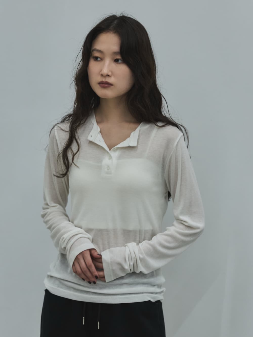 ホワイト系のキャミソール、ホワイト系のTシャツ/カットソー、ブラック系のデニムパンツを着用したレディースの秋コーディネートの5枚目の写真
